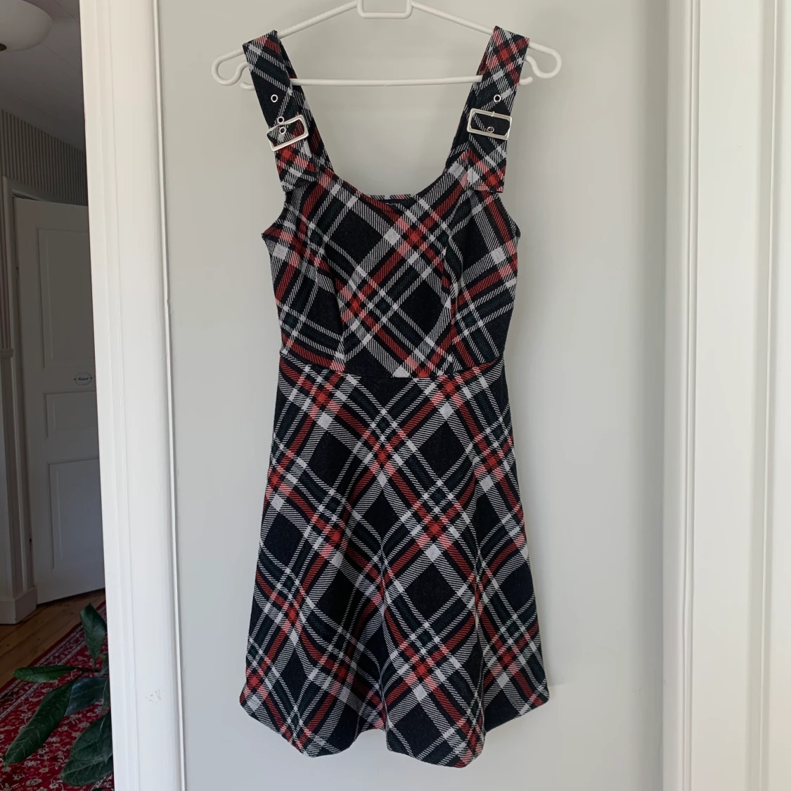 Rutig klänning med spännen