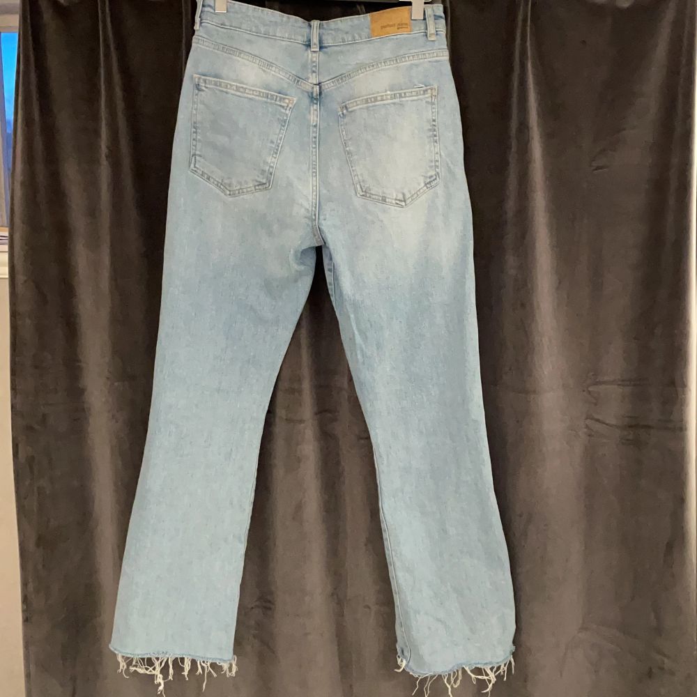 Ljusblåa croppade jeans, något utsvängda. Använda 1-2 gånger, tvättade en gång. Storlek 40. 🌸 Köpte för 450, säljer för 100. Jeans & Byxor.