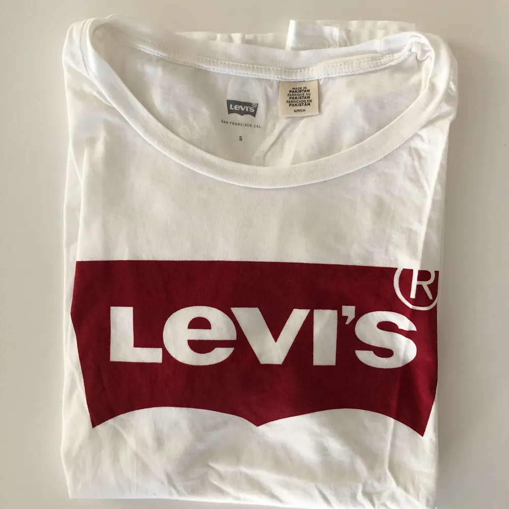 Vit stilren Levi’s t-shirt. Knappt använd! Skriv för fler bilder om önskas. Köparen står för frakt. . T-shirts.