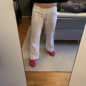 Linnebyxor - Säljer nu mina linnebyxor i den perfekta modellen!!! Jättefint skick!! Inköpa för 549kr, frakt tillkommer i priset.