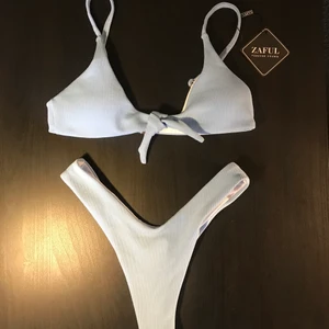 Zaful ljusblå bikini - Skitsnygg oanvänd, ljusblå, ribbad bikini från zaful. Skyddsplasten på nederdelen sitter kvar. Sista bilden visar färgen bäst! Köparen står för frakt. 💕 