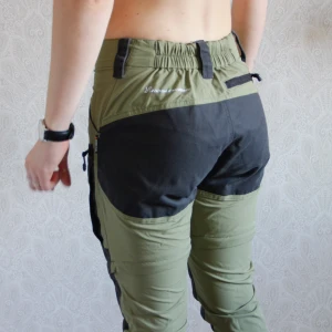 Vandrings byxor - Gröna och gråa vandrings byxor. Går att göra till shorts, finns en dragkedja. Andas. Enkla att röra sig i. Kolla gärna på mina andra annonser! Blir billigare med frakt då 👏🏽