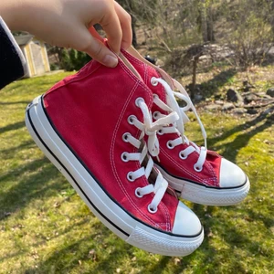 Röda Converse  - Skitfina converse som jag tyvärr vuxit ur!❤️ De är använda men rengör de så de i blir fina! De är i strl. 37 men skulle säga att de mer är en 38 i storleken. Frakt ingår inte. Om fler är intresserade blir det budgivning i mina DM🥰 Tveka inte att fråga om du undrar något!!