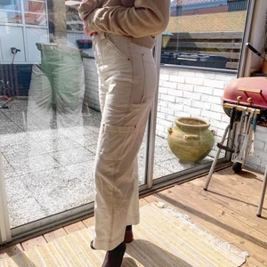 vita byxor från weekday - vita byxor med detaljer och många fickor, från weekday, strl 36