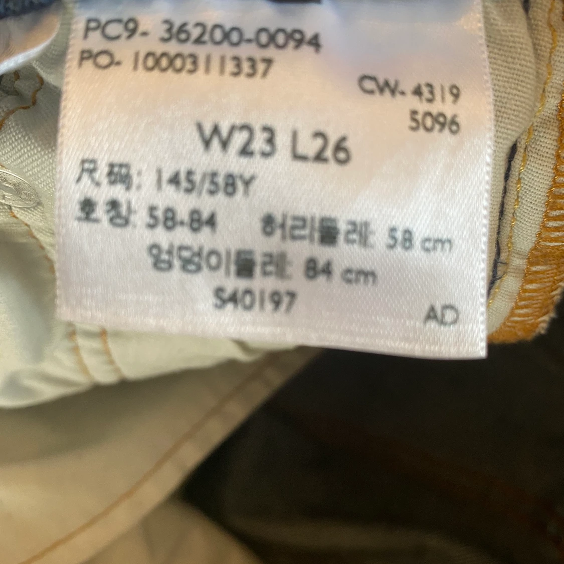 Mörkblå jeans raka