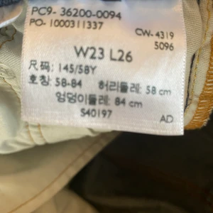 Mörkblå jeans raka - Från Levi’s, använts väldigt lite. Ny köpta på Levi’s. Stolek 23 i midjan och 26 i längd. Kan tyvärr inte använda dehär jeansen pågrund av att de är tajt i midjan och korta i längden. Ny pris 1200