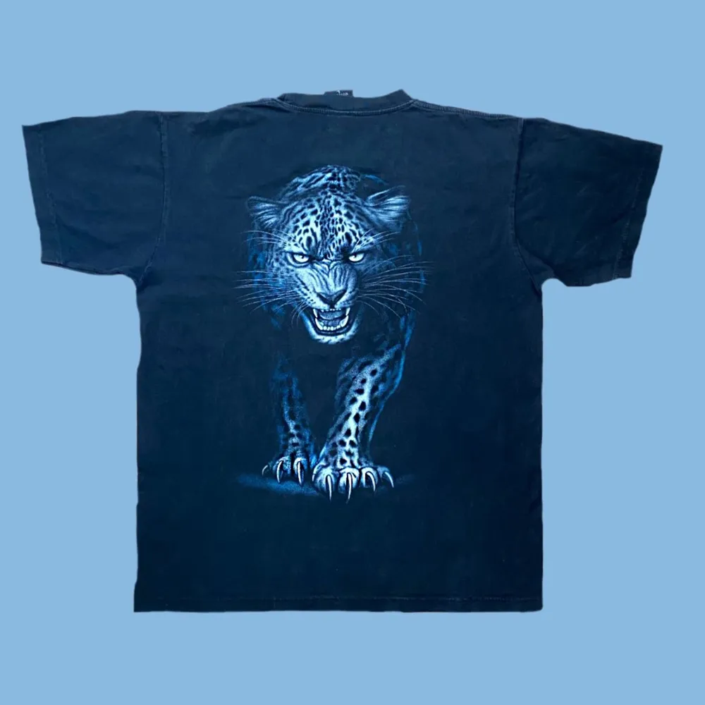 Riktigt fint tryck på denna tshirt! Jaguaren finns både fram och bak, varav den där bak är blå. Passar så otroligt bra med ett par blåa dad/mom jeans. Bara älskar denna tröjan. Cond är 8,5/10 och trycket är i toppen skick!. T-shirts.