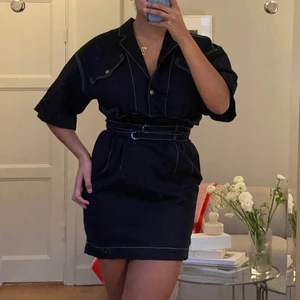 & Other Stories klänning storlek 40 - Skickas endast -köparen står för frakt.  För referens är min längd 174 cm. 