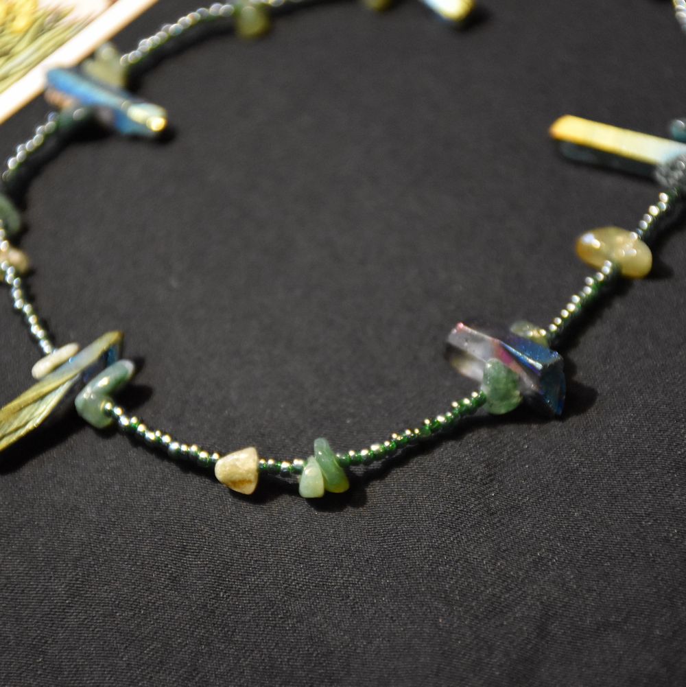 Halsband med färgade bergskristaller och grön aventurin samt gröna glaspärlor. . Accessoarer.