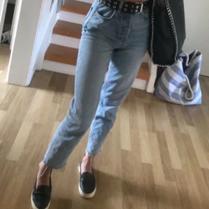 Ett par ljusa jeans - Ljusa jeans behöver alla, säljer pga har för många ljusa jeans!❤️ jag är 164cm