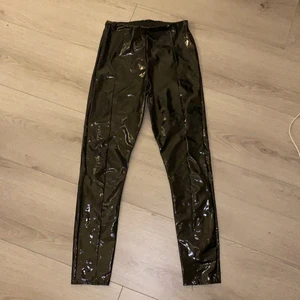 Lackbyxor - Lackbyxor från Gina, aldrig använda, storlek S. Jag köpte dom för 350kr. 