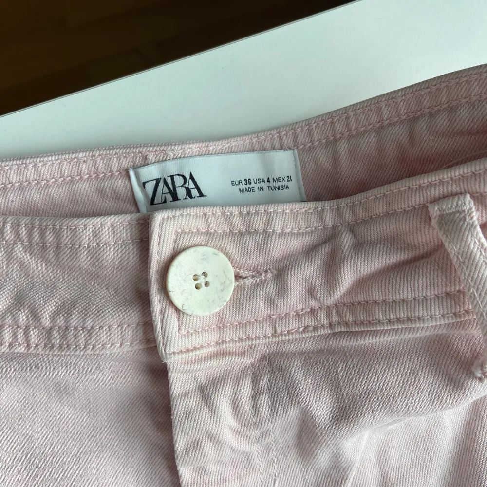 Ljusrosa wide jeans från zara i strl 36. Nypris 399kr.. Jeans & Byxor.