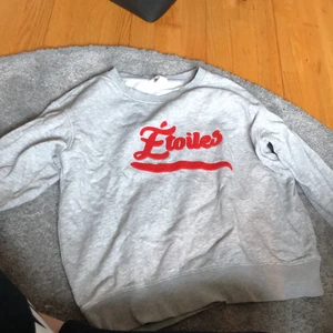 Grå sweatshirt med rött tryck.  - Grå sweatshirt med rött tryck från HM. 