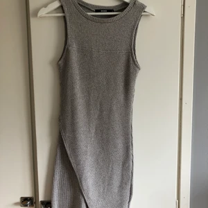 Klänning från Bikbok storlek S - Otroligt skön och följsam klänning som du såväl kan ha till vardags men även klä upp dig till fest med. Lite tjockare ribbat tyg med snygg ”slits”. 