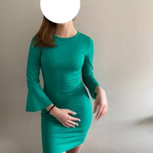 Superfin grön klänning från Gina Tricot. Strl XS men skulle vilja säga att det är en S. Använd 3 gånger och känns i princip som oanvänd! Köparen står för frakten💚💚