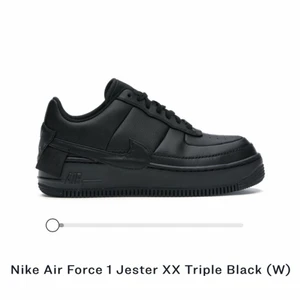 Nike Air Force 1 Jester XX Triple Black - Nästintill helt oanvända Nike air force 1, använd MAX 10ggr. Strl 38. Tvättade och rena samt helt oanvända sulor då jag hade andra sulor insatta. Otroligt sköna att gå i🖤 nypris ca 1.299kr, mitt pris 700kr + frakt, går dock att diskuteras om du vill få det billigare.