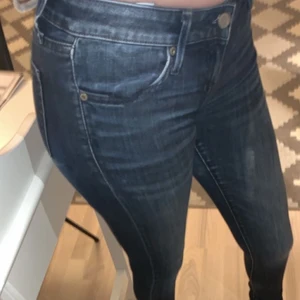 Jätte fina lågmidjade jeans från crocker - Älskar dom här jeansen men gillar inte lågmidjade jeans. Sitter jätte fint, haft dom 4gånger. Köpte dom för 500kr