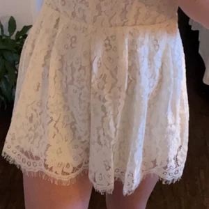 H&M - Vit klänning med shorts i med späts från hm, mycket använd. Köparen står för frakt💕