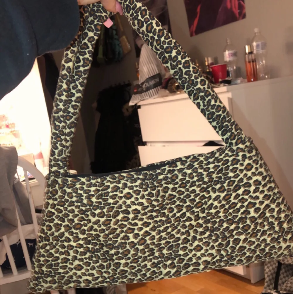 Söt leopard väska köpt på Plick men använder knappt längre priset kan diskuteras💕. Väskor.