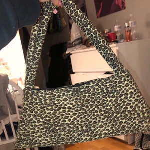 Baguettebag - Söt leopard väska köpt på Plick men använder knappt längre priset kan diskuteras💕