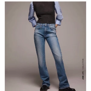 Zara jenas  - Säljer dessa för tycker inte att jag passar i dom, lappen är kvar på byxorna. Dom är i storlek 40 men dom passar även en 38 skulle jag säga jag är en 38 i vanliga fall väldigt långa i benen jag är 176cm och jag står på byxorna. Frakten 90kr 💕💕