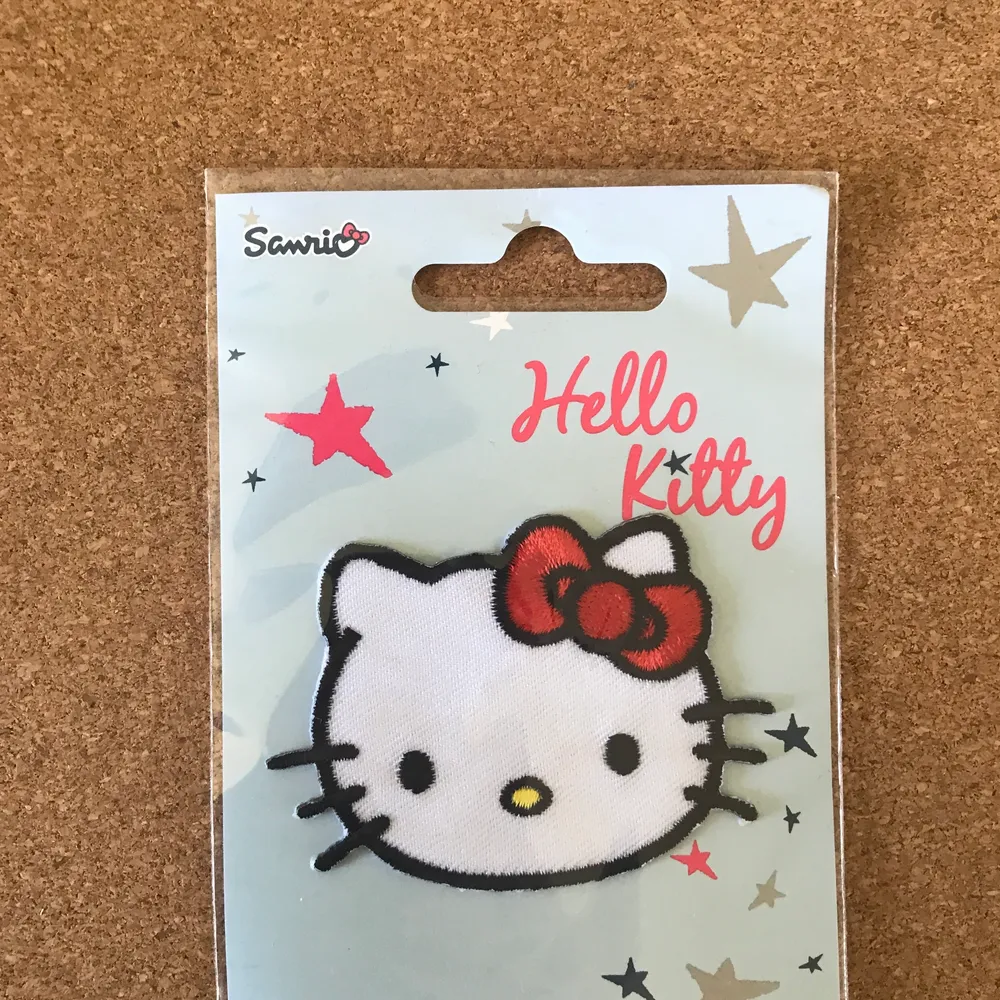 Urgulliga Hello Kitty patches 🌸 1 för 60:-  2 för 100:- ❤️❤️ fri frakt vid köp av 2 eller fler, annars 10:- - finns olika sorter, de som är kvar nu är utan gul nos! Kram. Övrigt.