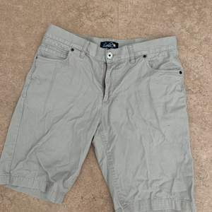 Snygga gråa/beiga shorts 