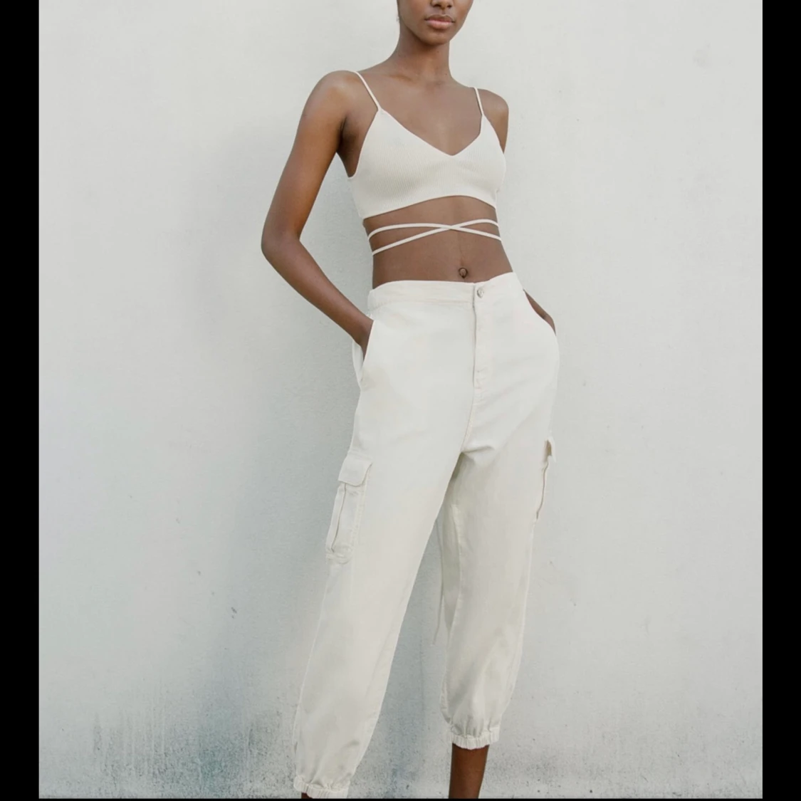 Stickad topp med axelband - 91