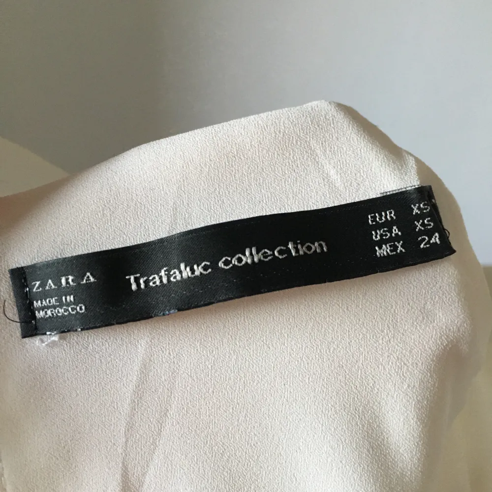 Säljer en vit blus från Zara ☁️ Vinda armar och snygg detalj baktill. Har ett litet märke från en kulspetspenna (DM för bild) men är inte så synbart. Storlek XS. Blusar.