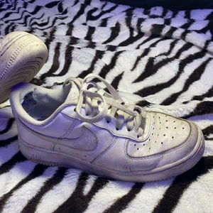Nike air force  - Säljer Nike air force, använd 1 år, de ÄR slitiga därav säljer för lågt pris. Säljer till högst bud strk 40 