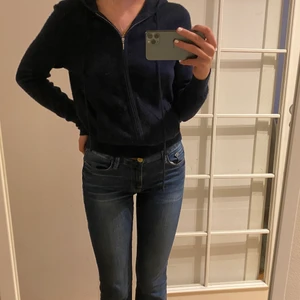 Soft goat kofta - Säljer denna fina marinblåa kashmir soft goat koftan. Den är mycket sparsamt använd vilket innebär att den är i gott skick. Vid frågor hör gärna av er!❤️