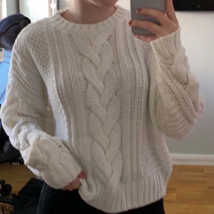 Stickad tröja - Super snygg vit stickad tröja💕 stolek S, skulle säga den är lite oversized - köparen står för frakten 