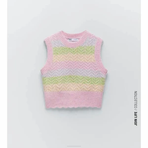 Zara väst  - Säljer denna fina väst från Zara. Säljs pga att den inte kommer till användning utan endast ligger i garderoben. Västen köptes online för ca 1 år sedan och är nu slutsåld på Zara. Använd 2 gånger så därför i jättebra skick. Skriv privat för fler bilder.💖💛🌈 