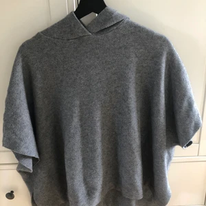 Poncho från zara  - Stor i stl, är i barn stl men mycket större. Grå färg, aldrig använd. 