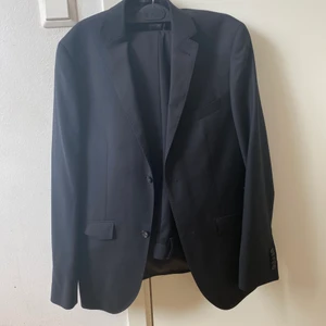 Kostym Riley - Kostym Riley i mycket bra skick (endast använd 1 gång), ingår både byxor och blazer. Storlek på byxorna är 50 och motsvarade blazer (passar storlek M)