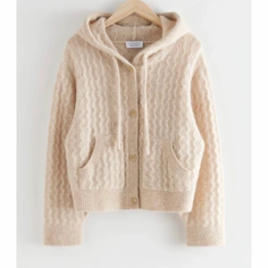 Tröja från other stories - Budgivning! Säljer denna jättefina och mysiga tröjan från other stories då den inte kommer till användning. Använd 1 gång. Köpte den för 900kr. Om ni vill buda kontakta mig. Ledande bud:320kr