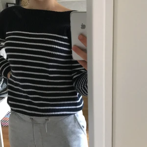 Stickad blå tröja - köpt för några år sedan men används inte längre, passar mig som har Xs/S. Tajtare i armarna men lös annars