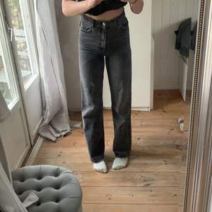 Högmidjade svarta jeans i storlek 36. Sälj pga storleksfel, för små för mig. Gylf i form av dragkedja och avklippta i benen. Perfekt längd för mig som är 171! Köpare står för frakt 