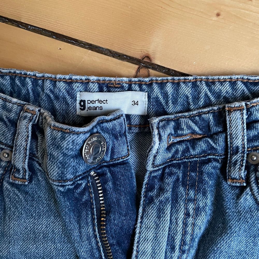 Mom jeans ifrån Gina tricot i strl 34, säljer pga för små. Köparen står för frakten❤️. Jeans & Byxor.