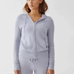 Kashmir hoodie - Säljer min kahsmir hoodie från sofgoat i färgen ljusblå. 1 månad gammal så otroligt sparsamt använd. Går ej ner i pris. Frakt tillkommer.