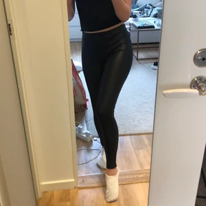 NA-KD LACKBYXOR STRL XS - Tajta svarta lackbyxor från NA-KD i storlek XS. I fint skick 🖤