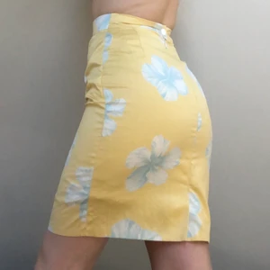 Blommig kjol - Somrig kjol med dragkedja och knapp baktill. Rak modell med en slits baktill. Insydd litegrann i midjan. Frakt: 64kr💕