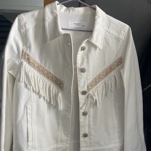 Jeansjacka - Vit jeansjacka med fransar fram och bak. Endast använd en gång. Skriv vid intresse💞💞
