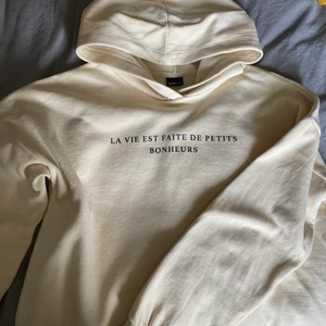 Hoodie  - En skön och fin hoodie från Gina som inte kommer till användning💓💓 använd lite i skolan, inte så mkt mer!💓