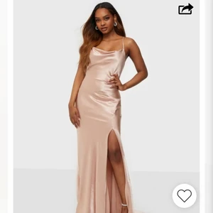 Balklänning - Otroligt fin klänning som ligger ute på Nelly för 1099 kr och heter ”True Decadence”. Klänningen är i materialet Satin och är beige, stolek 34 och helt oanvänd, med prislappen kvar.