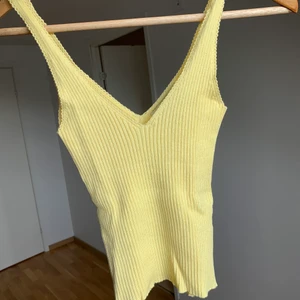 Gul V-ringad topp   - Gul topp ifrån Stradivarius i fint skick! Endast använt vid 1 tillfälle! Toppen är väldigt stretchig i materialet. Betalning via Swish