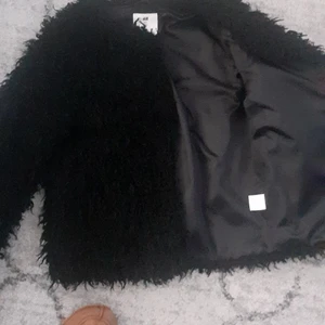 Fuskpälsjacka - Otroligt fin oanvänd fuskpälsjacka som tyvär är lite för kort i ärmarna för mig. Har fått den i present så har endast provat den och det finns inga fel alls. Jätteskön att ha på våren eller kallare sommarnätter då jag har en till, fast vit som sitter bättre så vet att jackorna är väldigt sköna. Jackan går att knäppa med *hakar* och inte vanliga knappar. Säljer för 50kr plus frakt. Jag är 1.60 och den satt bra i övrigt förutom ärmarna. Fråga för mer bilder eller om du undrar något. Prioriterar snabba affärer 😬💗fraktaltenativ går att diskutera, om man vill välja bort spårbart så går det oxå. Fotar självklart när jag skickar! 