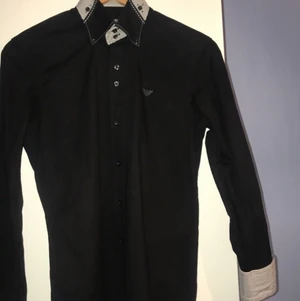 Armani skjorta - En armani skjort i storlek S som jag fick för några år sen men har nästan aldrig använts. Inga defekter. Pris kan diskuteras