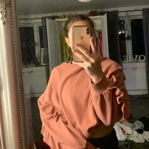 Rosa sweatshirt  - Fin och mysig sweatshirt, använt fåtal gånger. Köparen står för frakten