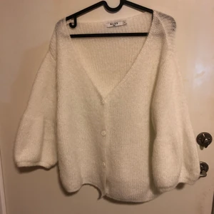 Cardigan  - White cardigan with buttons, balloon arms